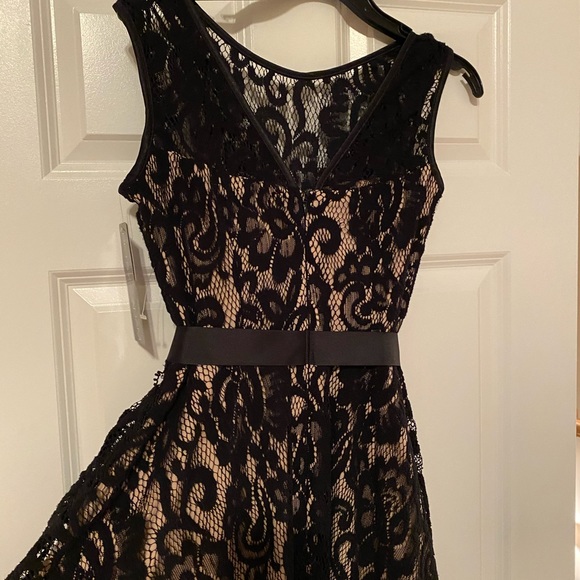 Black lace dress - Picture 5 of 11